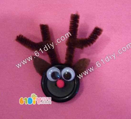 Button making reindeer brooch