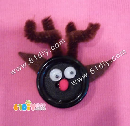 Button making reindeer brooch