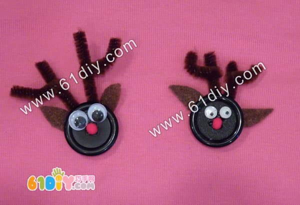 Button making reindeer brooch