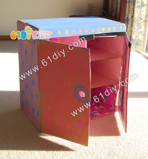 Waste cardboard box to make Barbie doll's wardrobe