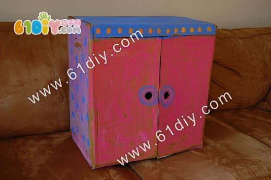 Waste cardboard box to make Barbie doll's wardrobe