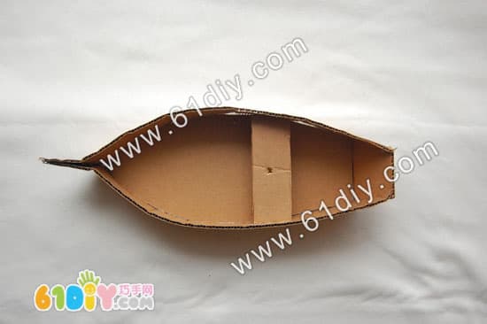 Cardboard making dragon boat