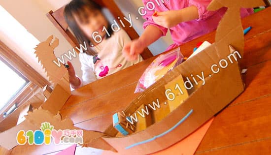 Cardboard making dragon boat