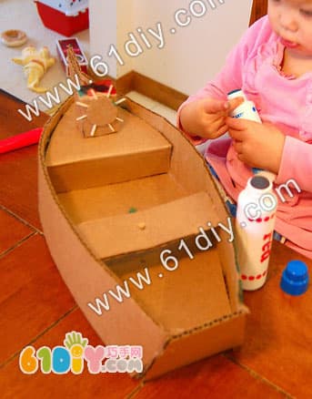 Cardboard making dragon boat