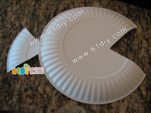 Simple paper plate fish making