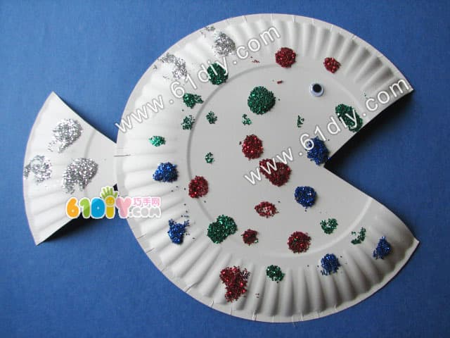 Simple paper plate fish making