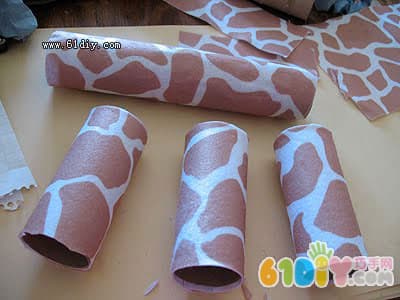 Paper core giraffe making illustration