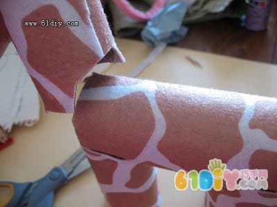 Paper core giraffe making illustration