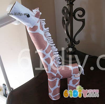 Paper core giraffe making illustration