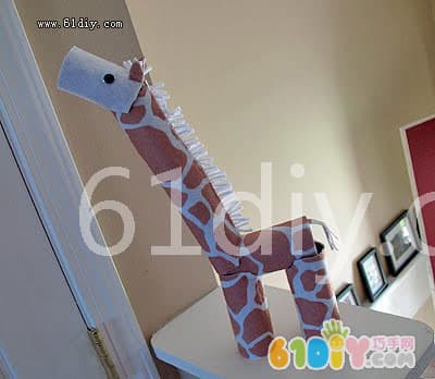 Paper core giraffe making illustration