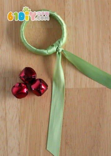 Christmas ribbon garland making