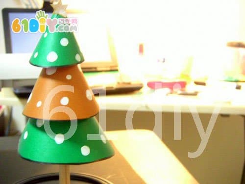 Disposable tableware for simple Christmas tree