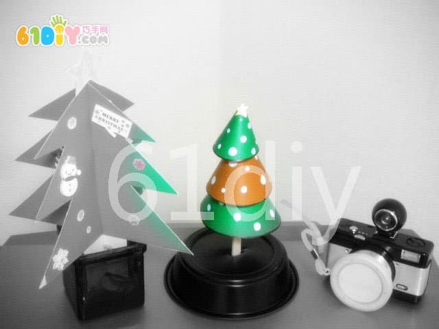 Disposable tableware for simple Christmas tree