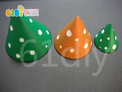 Disposable tableware for simple Christmas tree