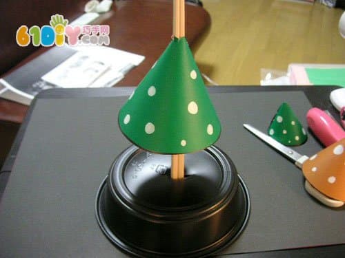 Disposable tableware for simple Christmas tree