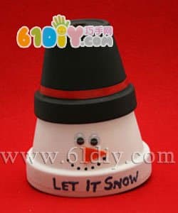 Christmas decoration: snowman made of flower pots