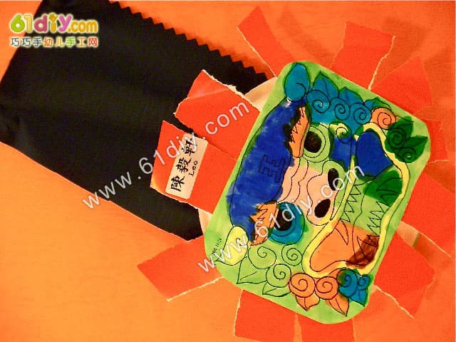 Paper tray making lion hand puppet (lion dance)