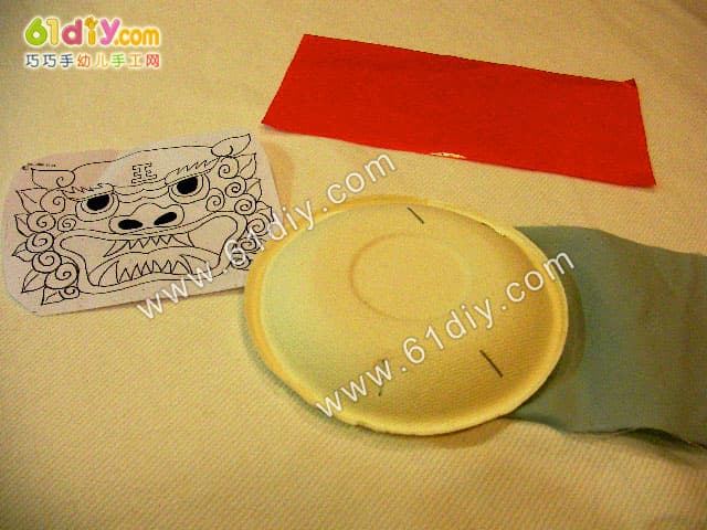 Paper tray making lion hand puppet (lion dance)