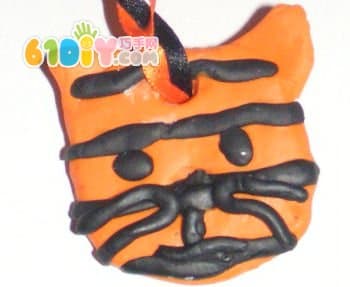 Color mud making tiger pendant