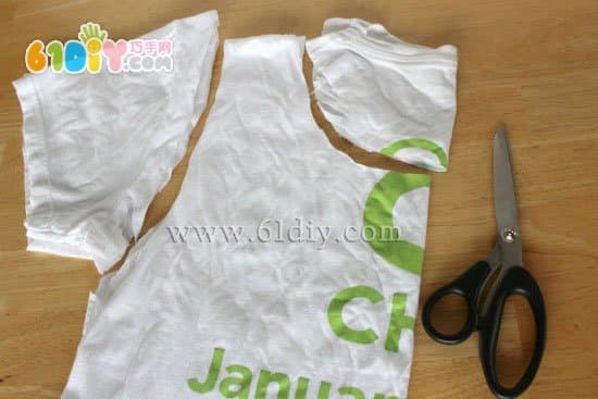 Old T-shirt making green shopping bags