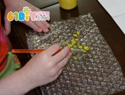 Draw a honeycomb with a bubble film