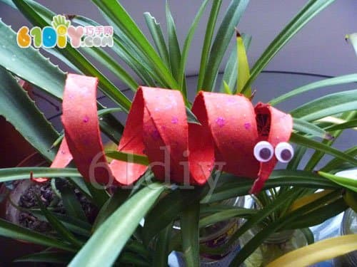 Snake's handwork (toilet paper tube making)