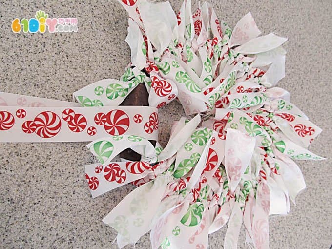 Simple cloth strip Christmas wreath handmade