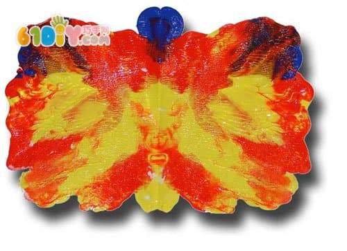 Kindergarten handmade - making spring butterflies with paper tubes