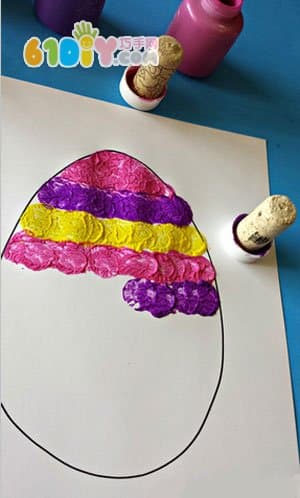 Draw eggs with wine bottles