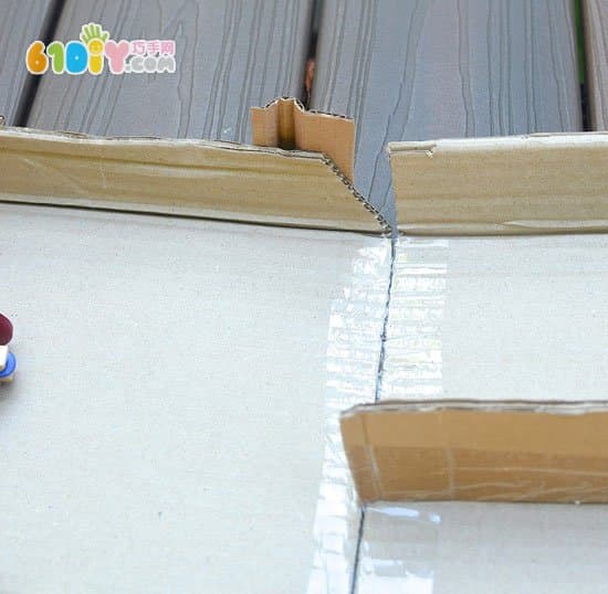 Making a toy racing track with a carton