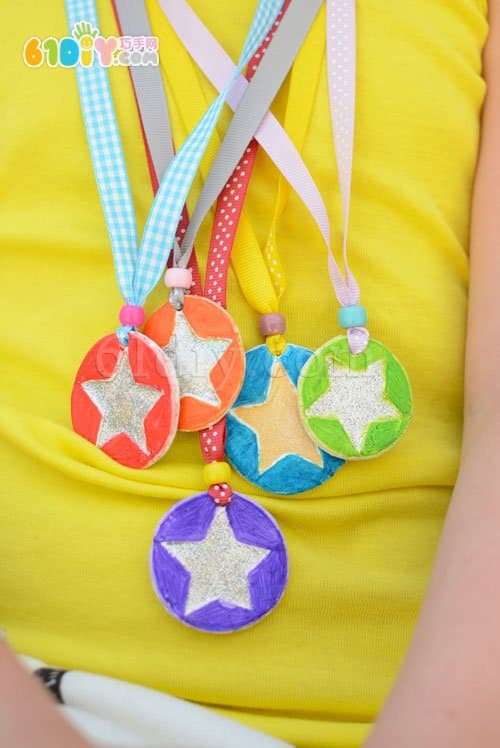 Kindergarten Father's Day Handcraft: Medal for Dad