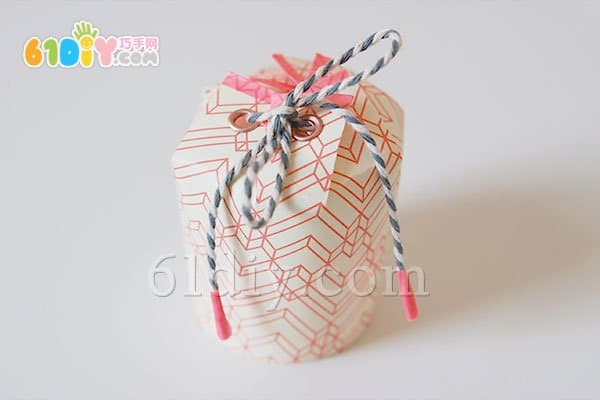 Making a gift box with a paper cup