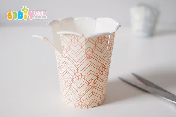 Making a gift box with a paper cup
