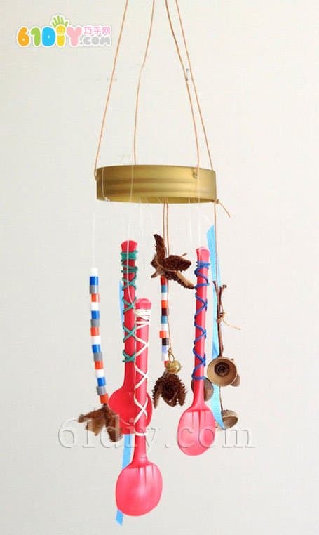 Making wind chimes with waste
