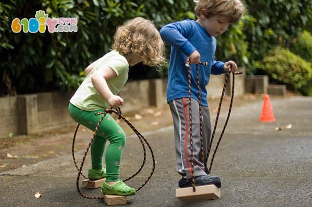 Play teaching aids: wood block making stilts