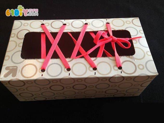 The tissue box is made by using the shoelace to play the teaching aids.