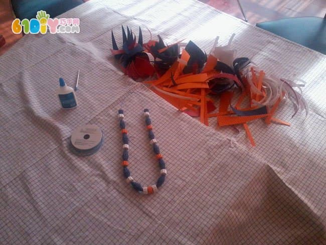 Teacher's Day making handmade necklace