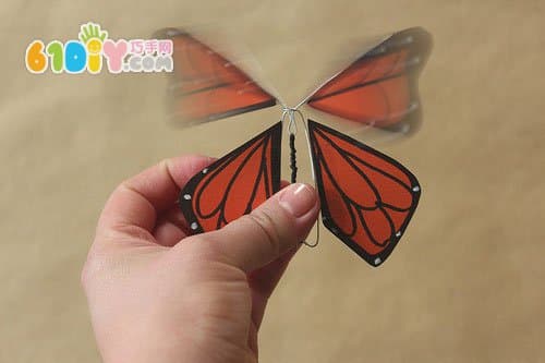 Children's manual tutorial: butterfly flapping its wings