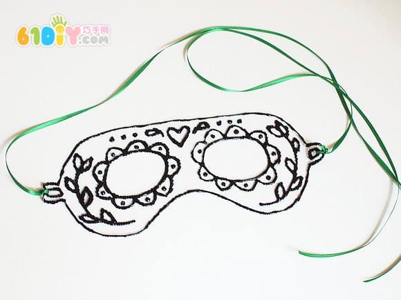 Old mosquito net making makeup mask