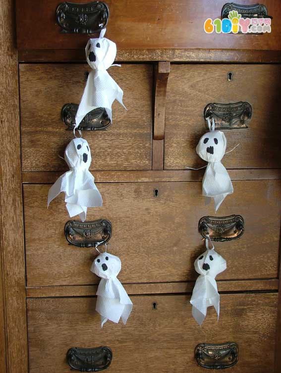 Halloween Handmade: Paper Towel Making Ghosts