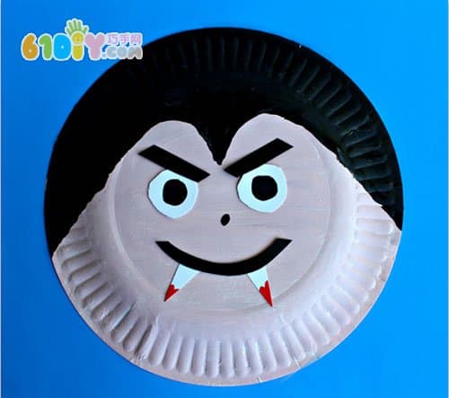 Halloween DIY making paper plate vampire