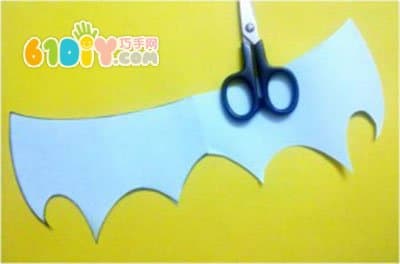 Making Halloween bats with cardboard