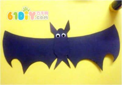 Making Halloween bats with cardboard