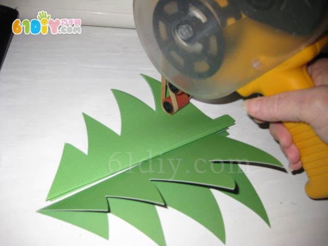 Three-dimensional Christmas tree production illustration