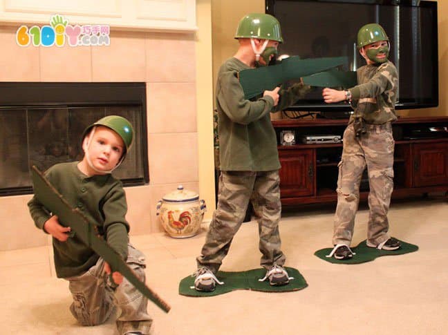 Waste cardboard making toy gun