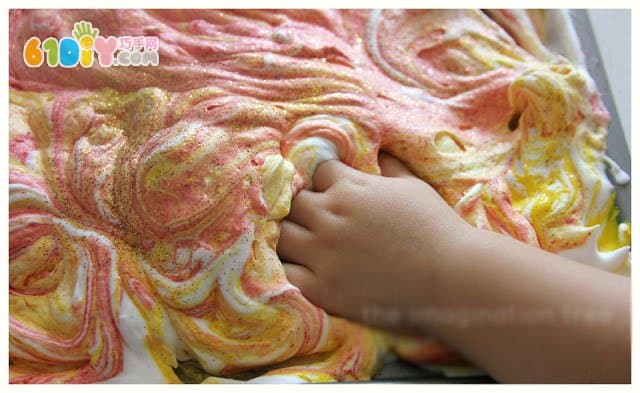 Shaving foam creating beautiful textured leaves