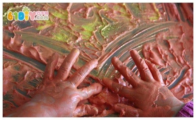Shaving foam creating beautiful textured leaves