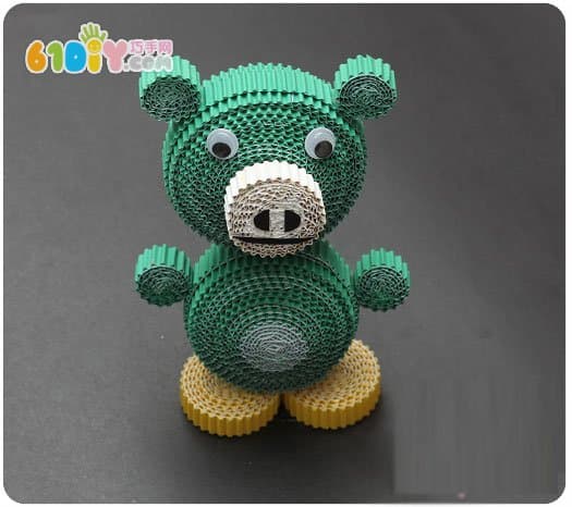 Corrugated three-dimensional hand: pig