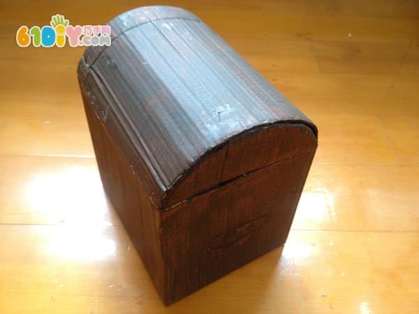 Waste carton handmade treasure chest (pirate box)