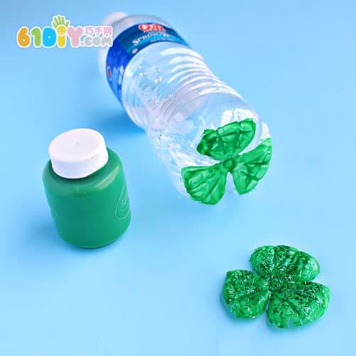 Making beautiful clover at the bottom of the mineral water bottle